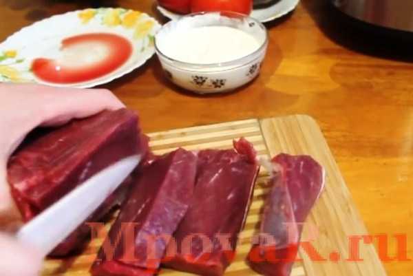 Нарезаем мясо на кусочки для отбивных